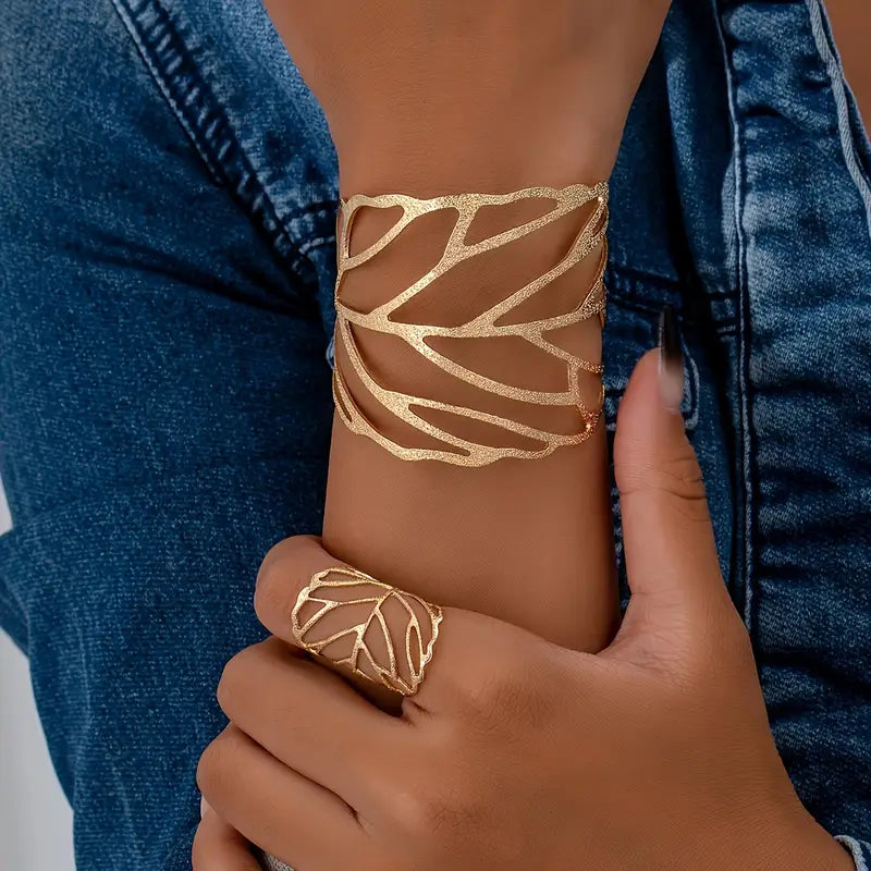 Vintage leaf-patterned cuff bracelet