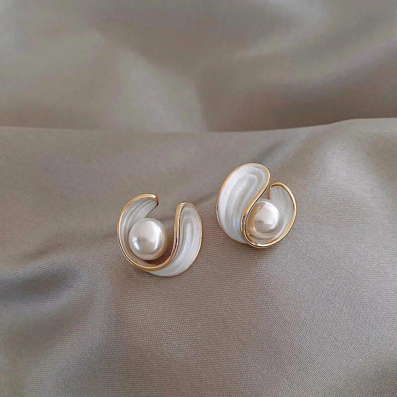 Luxurious earrings featuring white opal and pearl set in gold