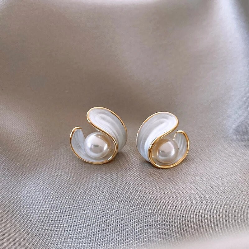 Gold Swirl Pearl Stud Earring