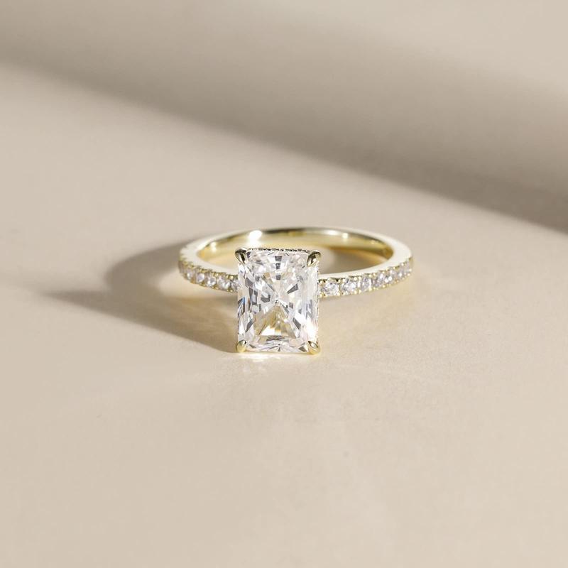 Elegant Silver Band with Sparkling Gem – Timeless Design