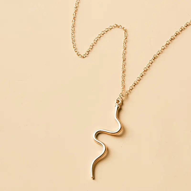 Minimalist necklace featuring a serpentine pattern.
