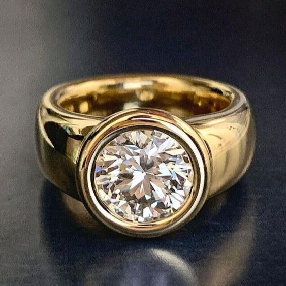Forged gold ring with vintage zirconias.