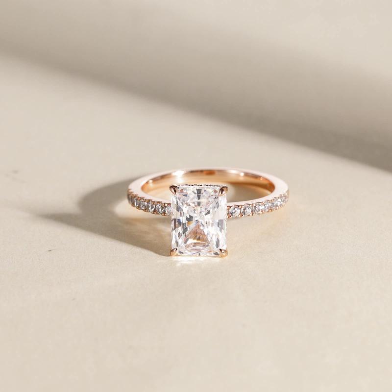 Elegant Silver Band with Sparkling Gem – Timeless Design