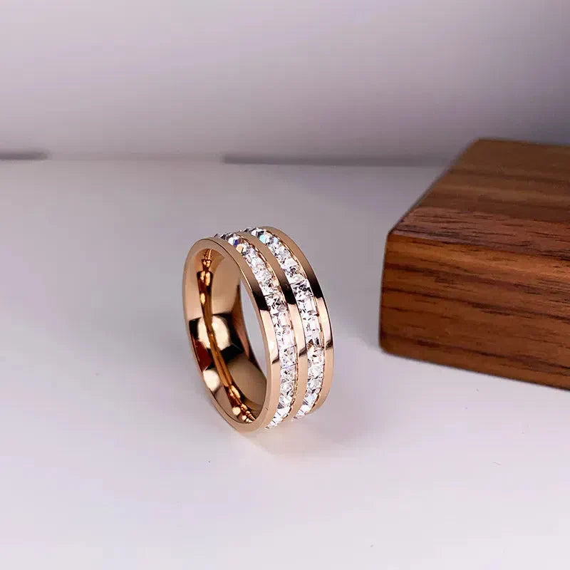 Elegant ring featuring a dual zirconia inlay