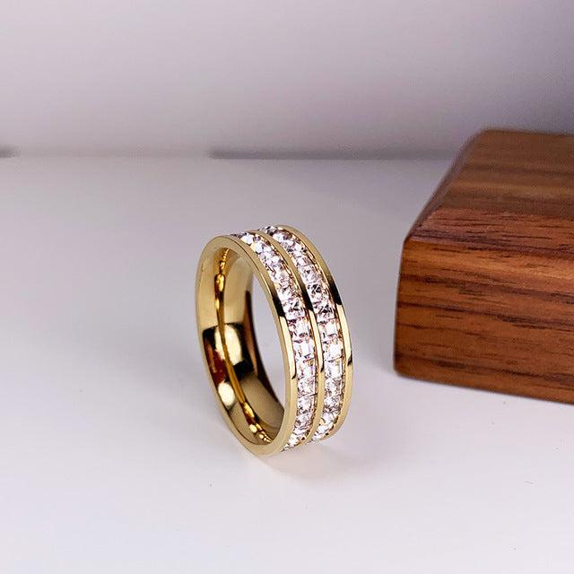 Elegant ring featuring a dual zirconia inlay