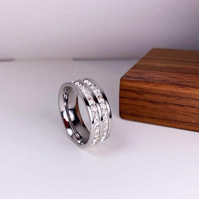 Elegant ring featuring a dual zirconia inlay