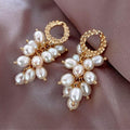 Luxurious earrings with gold-linked pearls