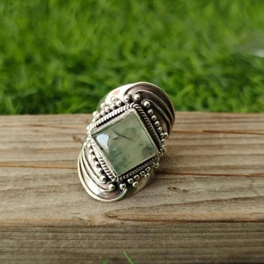 Luxurious Ring with Emerald Engraving