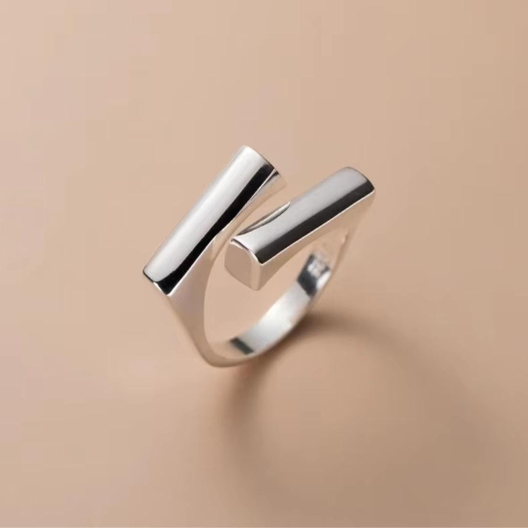 Simple geometric ring with smooth twists