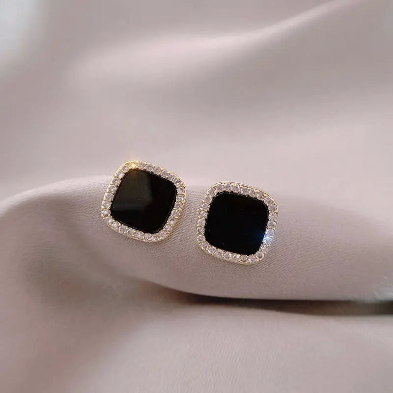 Timeless onyx earrings adorned with diamonds.