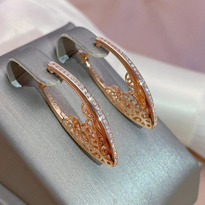 Exquisite Elegant Shimmering Earrings in Gold