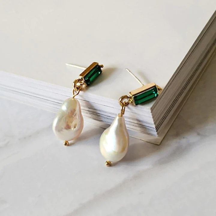 Gold earrings with pearls and emeralds