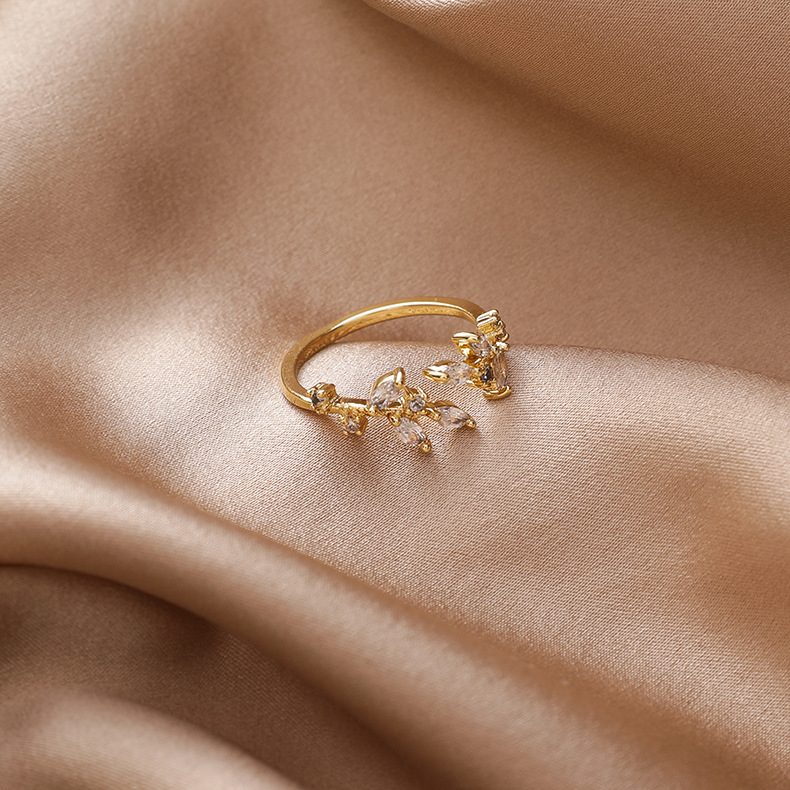 Adjustable ring with golden crystal leaves