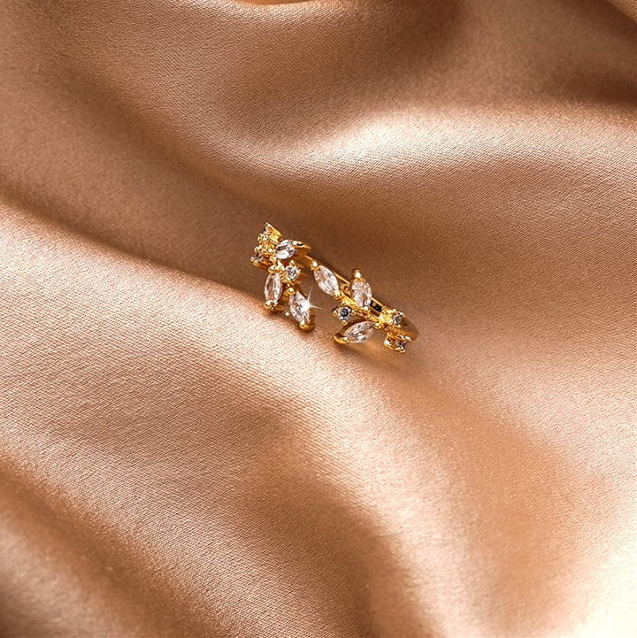 Adjustable ring with golden crystal leaves