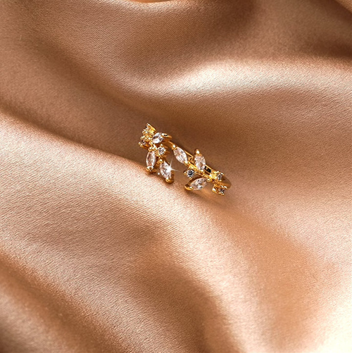 Adjustable ring with golden crystal leaves
