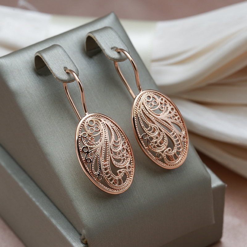Elegant shiny gold earrings