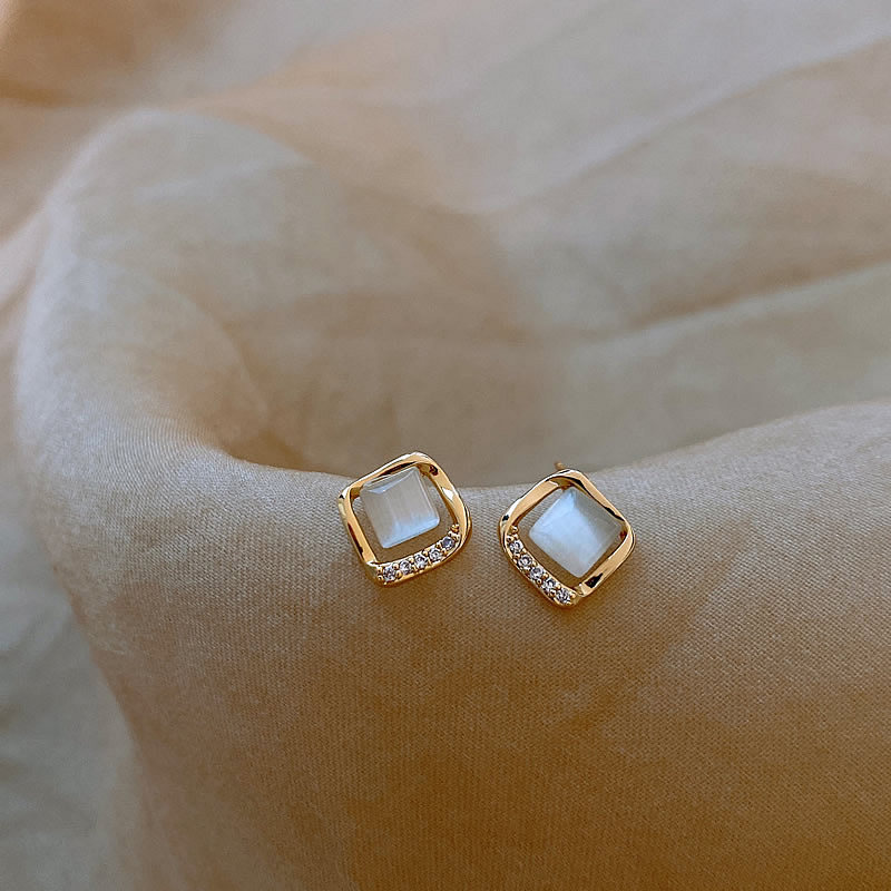 Elegant moon crystal earrings in gold