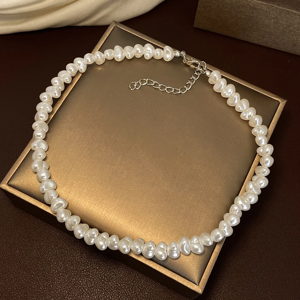 Elegant Pearl Choker