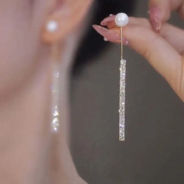Elegant luminous dangling pearl earrings