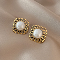 Gold-plated earrings with embedded pearls