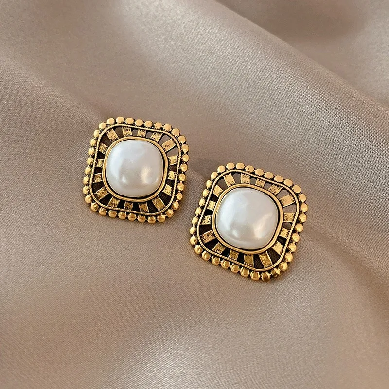Gold-plated earrings with embedded pearls