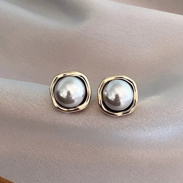 1+1 Offer: Elegant White Opal Golden Bracelet + Stylish Black Pearl Earrings