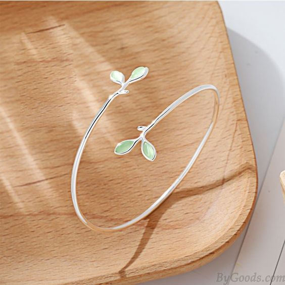 Open Circle Green Leaf