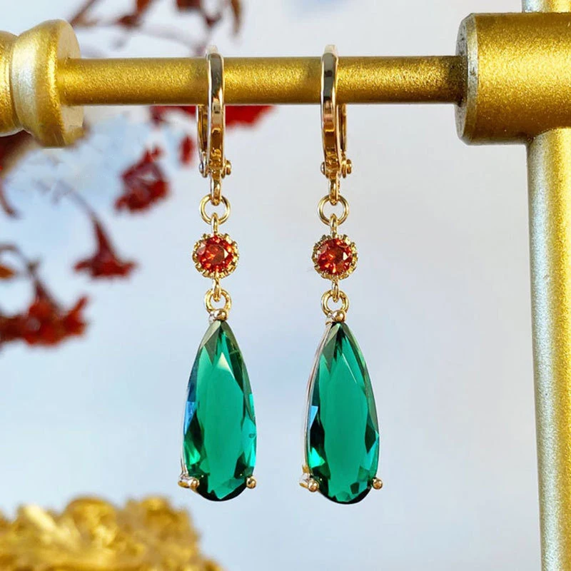 Vintage-Style Dangling Crystal Earrings in Green