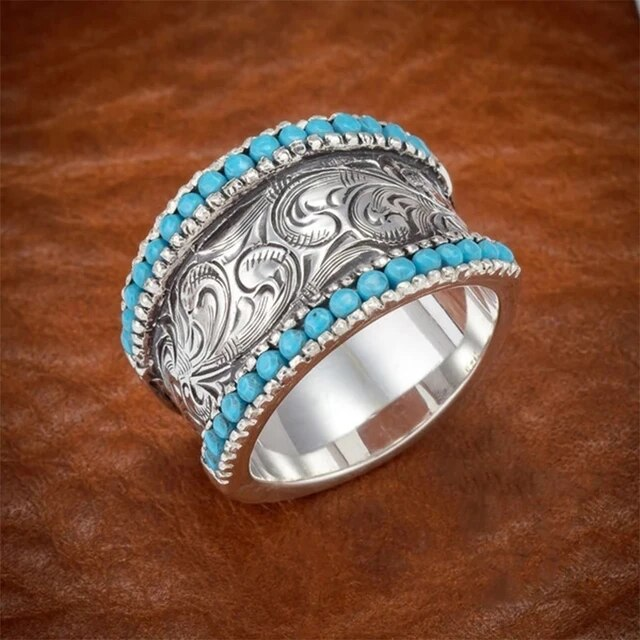 Vintage ring featuring turquoise gemstones