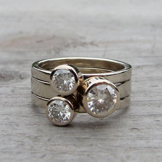 Vintage ring with three zirconia stones