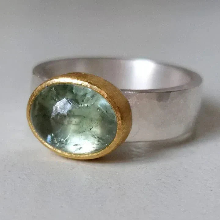 Vintage green ring with a rounded stone