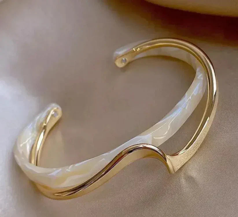 1+1 Offer: Elegant golden bracelet with white opal + Elegant earrings with black pearl